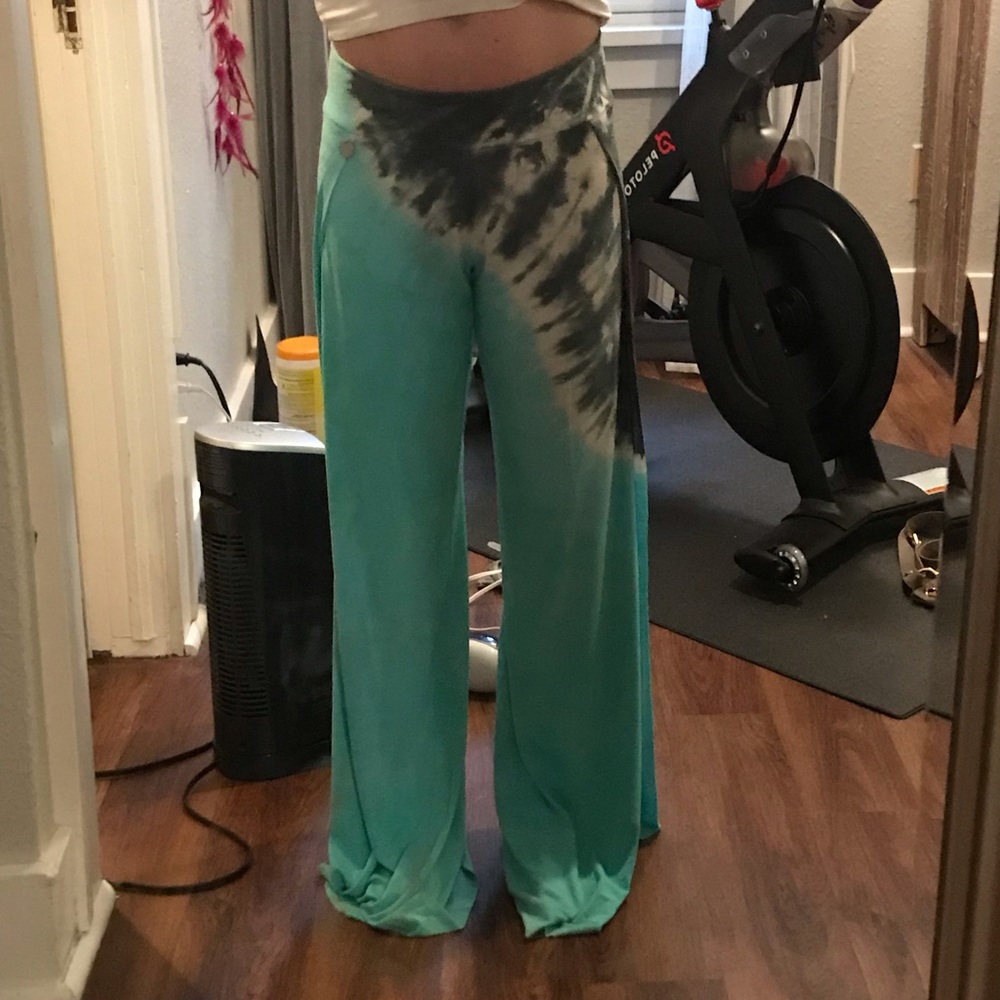 Brightly twisted beach lounger pants